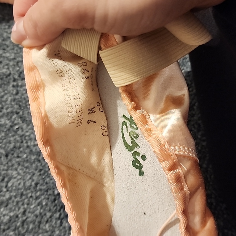 Pointe Shoes - Picture 8 of 8